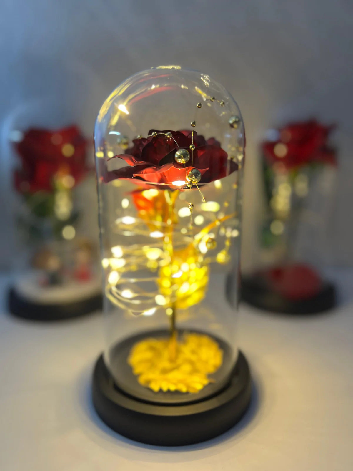 Zlatna svetleća ruža u staklenom zvonu - romantični poklon za svaku priliku